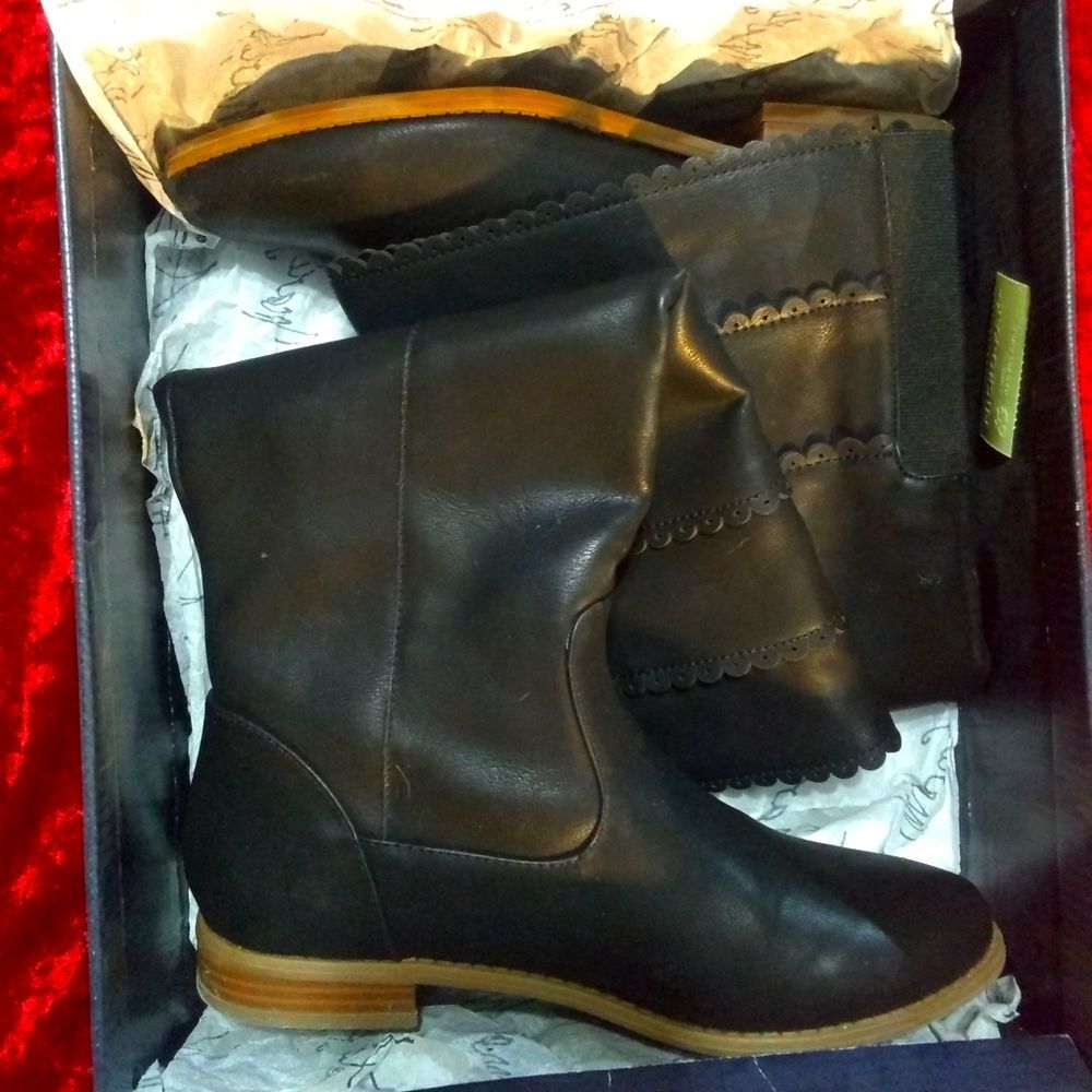 Mari A. "Ma-Honie" Black Burnished Tall Boots w/ Scalloped Eyelet Trim Size 6.5M